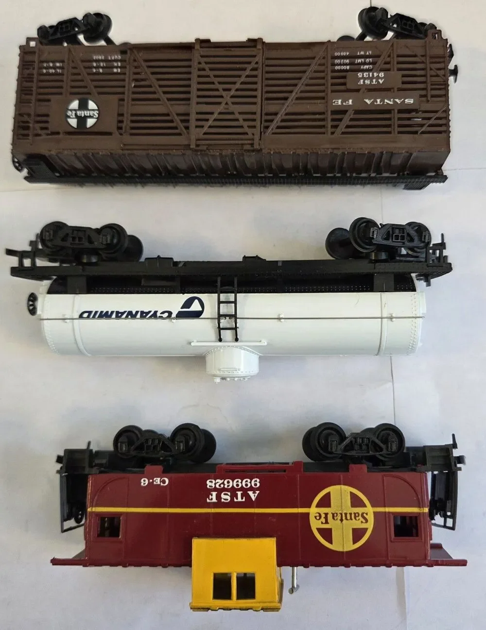 Bachmann HO Scale Santa Fe Freight Cars Lot –Stock Car Tank Car Caboose w/ Boxes